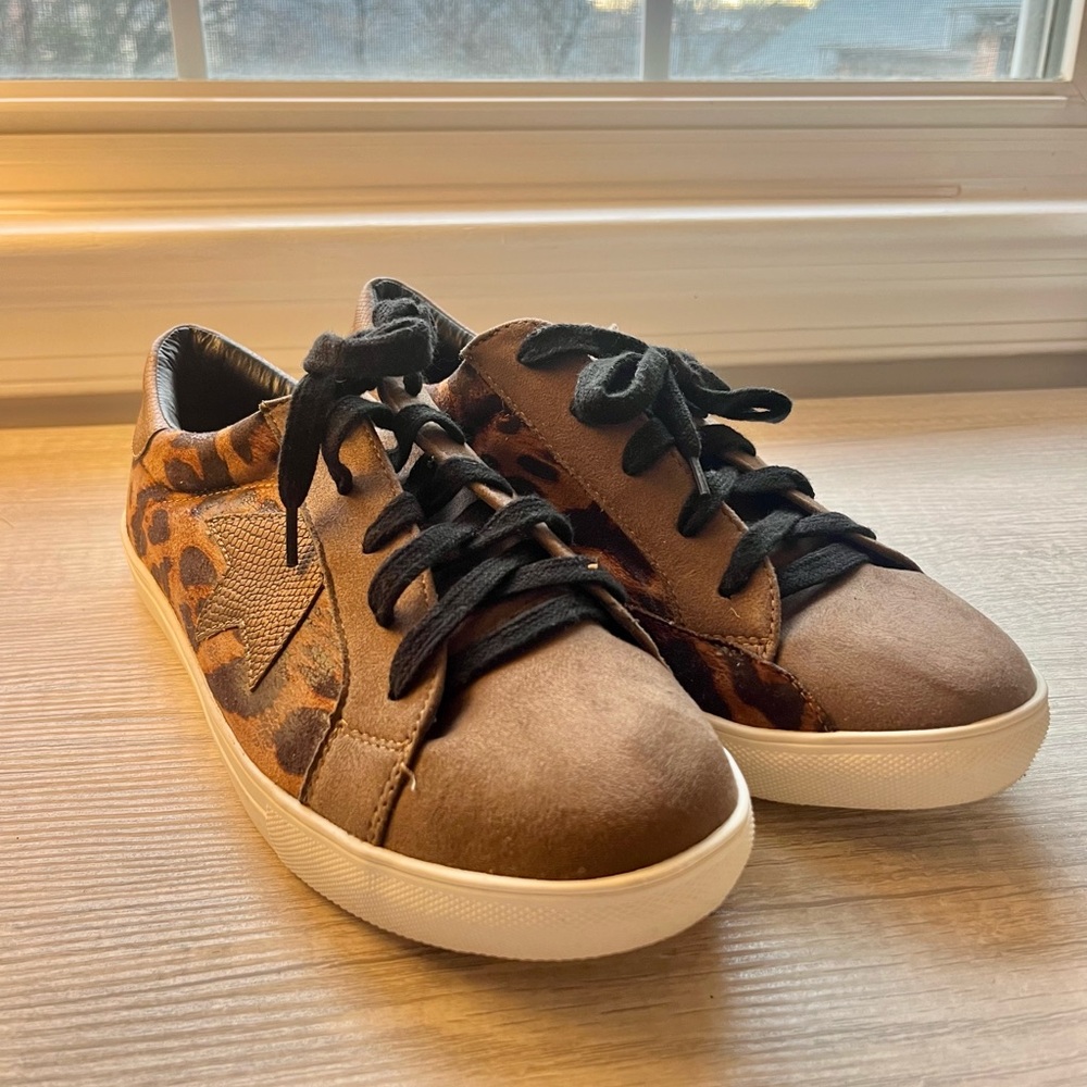 Size 10 Mata animal print with star patch sneaker (never worn)